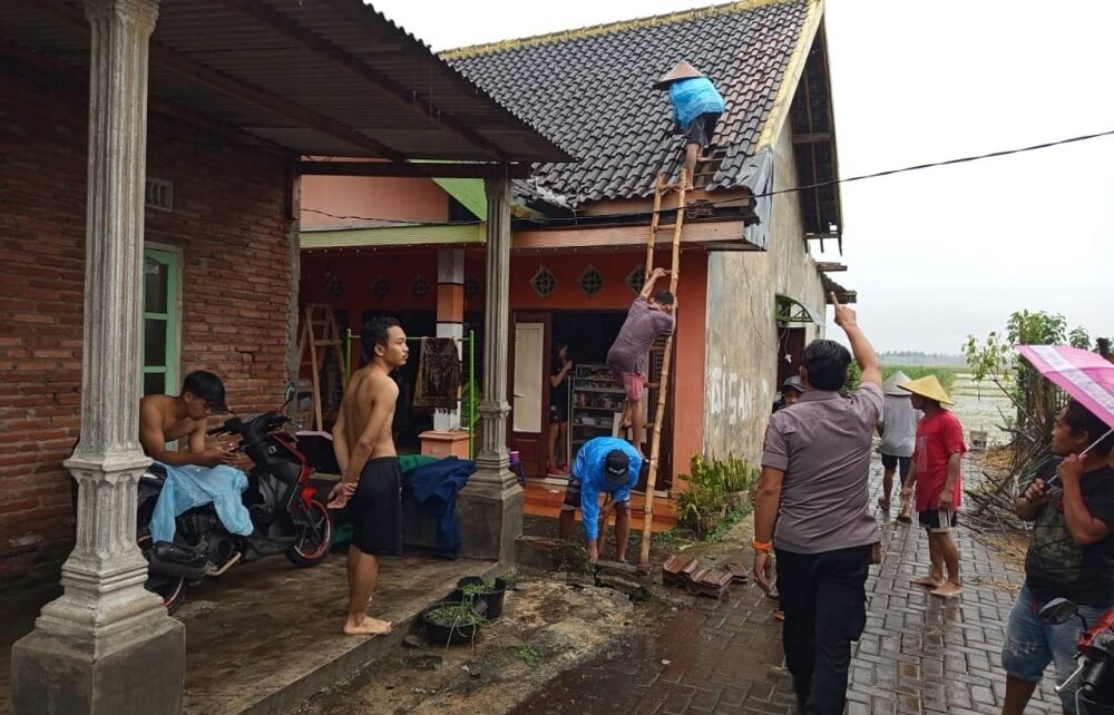 Polsek Pakisaji Gerak Cepat Tangani Bencana Angin Kencang di Tiga Desa