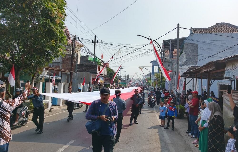 Semarak HUT ke-81 RI di Kota Malang, Warga Bumiayu Bentangkan Bendera Merah Putih 81 Meter Sejauh 8 Kilometer