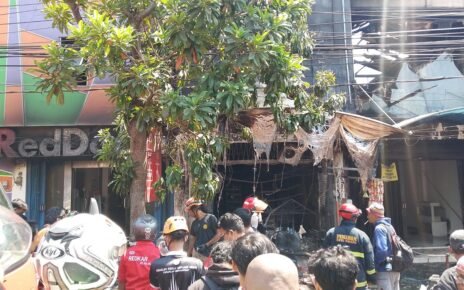 Satu Orang Dilaporkan Terjebak Kebakaran Toko Madura di Jalan Raya Tidar Kota Malang
