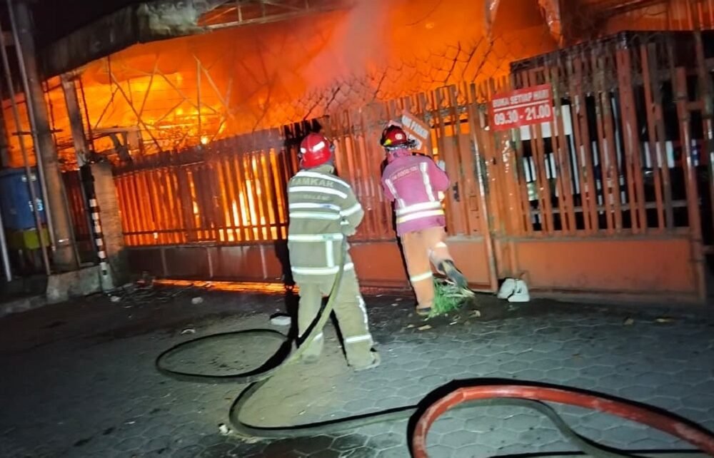 Ruko Furnitur dan Elektronik di Malang Terbakar, Damkar Kota Malang Evakuasi 1 Korban